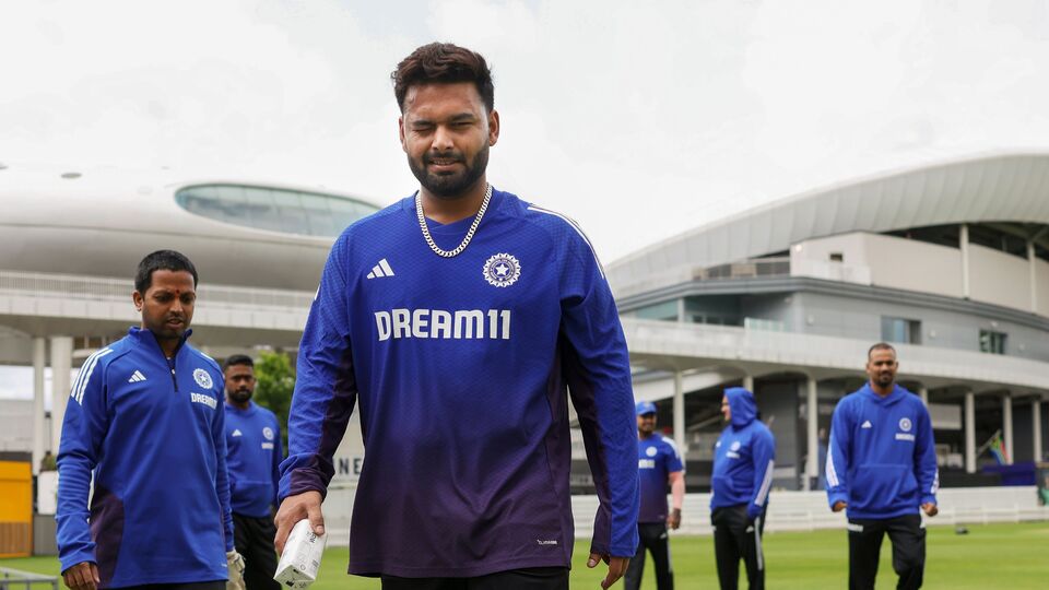 ভারত বনাম ইংল্যান্ড ডব্লিউটিসি ২০২৫-২৭ চক্রের অন্তর্গত টেস্ট সিরিজ ভারতে সরাসরি সম্প্রচারিত হবে সোনি স্পোর্টস নেটওয়ার্কে। সিরিজের প্রথম ম্যাচ দেখা যাবে সোনি স্পোর্টস-১, সোনি স্পোর্টস-৫, সোনি স্পোর্টস-৩ হিন্দি ও সোনি স্পোর্টস-৪ তামিল ও তেলেগু চ্যানেলে। ম্যাচটির লাইভ স্ট্রিমিংয়ের দায়িত্ব রয়েছে জিওহটস্টারের হাতে। অর্থাৎ, খেলা দেখা যাবে জিওহটস্টার অ্যাপ ও ওয়েবসাইটেও। এছাড়া ম্যাচের যাবতীয় খবর ও আপডেট পাবেন হিন্দুস্তান টাইমস বাংলায়। ছবি- বিসিসিআই।