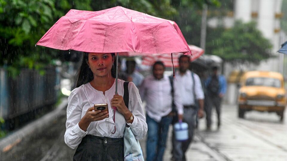 সোমবার এবং মঙ্গলবার দক্ষিণবঙ্গের কোনও জেলায় সতর্কতা জারি করা হয়নি। শুধু তাই নয়, শুক্রবার এবং শনিবারও সতর্কতা জারি করা হয়নি দক্ষিণবঙ্গের কোনও জেলায়। একেবারে বুধবার দক্ষিণবঙ্গের দুটি জেলায় সতর্কতা জারি করা হয়েছে। বুধবার পূর্ব মেদিনীপুর এবং দক্ষিণ ২৪ পরগনার একটি বা দুটি অংশে ভারী বৃষ্টি হবে। (ছবি সৌজন্যে পিটিআই)
