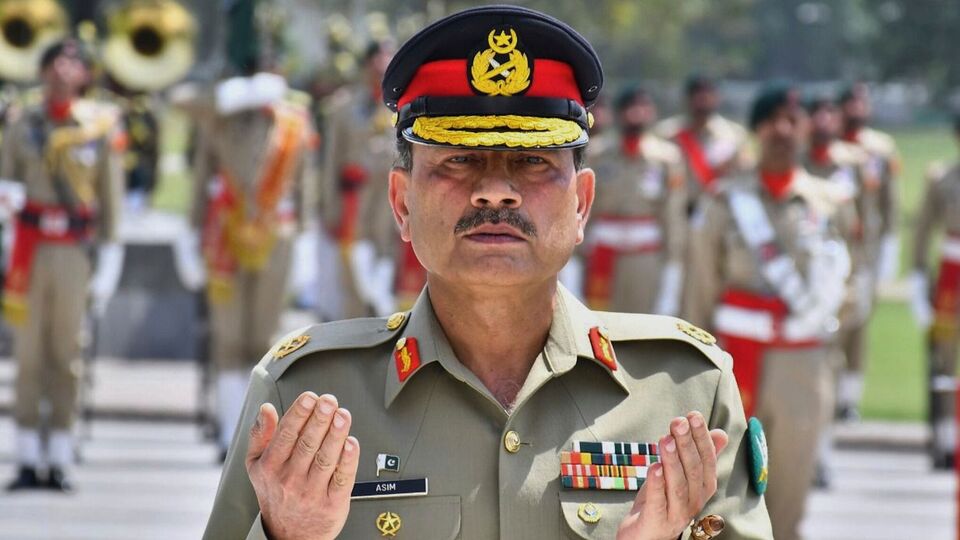 পাকিস্তানি সেনার আইএসপিআর এক বিবৃতিতে এই বৈঠক নিয়ে বলেছে, 'আঞ্চলিক শান্তি ও স্থিতিশীলতার জন্য পাকিস্তানের চলমান প্রচেষ্টার প্রশংসা করেন রাষ্ট্রপতি ট্রাম্প। আমেরিকা ও পাকিস্তান, দুই দেশের মধ্যে সন্ত্রাসবাদ-বিরোধী শক্তিশালী সহযোগিতার প্রশংসা করেন মার্কিন প্রেসিডেন্ট। সন্ত্রাসবাদ-বিরোধী ক্ষেত্রে পাকিস্তানকে অব্যাহত সহযোগিতার প্রতিশ্রুতি পুনর্ব্যক্ত করেন ডোনাল্ড ট্রাম্প।' (AP)