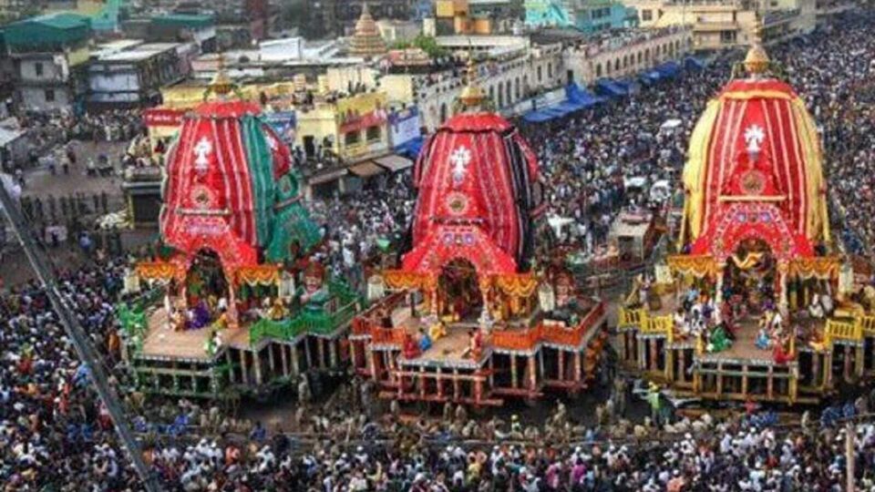 কিন্তু যদি আপনি কোনও কারণে এই বছর রথযাত্রায় যোগ দিতে না পারেন, তাহলে হতাশ হবেন না। রথযাত্রার সময় কিছু বিশেষ জিনিস রয়েছে, যা আপনি যদি আপনার বাড়িতে করেন, তাহলে যাত্রায় না গিয়ে আপনিও একই রকম পুণ্য পেতে পারেন। আসুন জেনে নিই ভোপালের বাসিন্দা জ্যোতিষী এবং বাস্তু পরামর্শদাতা পণ্ডিত হিতেন্দ্র কুমার শর্মার কাছ থেকে সেই তিনটি জিনিস কী কী। 