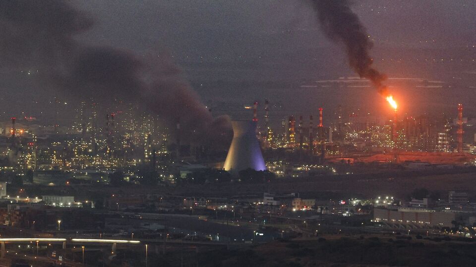 বুধবার ব্লুমবার্গের এক প্রতিবেদনে দাবি করা হয়েছে, ইরানের ওপর সম্ভাব্য সামরিক হামলার জন্য প্রস্তুতি নিচ্ছেন যুক্তরাষ্ট্রের ঊর্ধ্বতন কর্মকর্তারা। পরিস্থিতির বিষয়ে অবগত ব্যক্তিদের উদ্ধৃত করে প্রতিবেদনে বলা হয়েছে, ইরানের ওপর হামলার বিষয়ে আলোচনা চলতে থাকলেও চূড়ান্ত সিদ্ধান্ত নেওয়া হয়নি। কিছু সূত্র আবার সপ্তাহান্তে সম্ভাব্য হামলার কথা উল্লেখ করেছে। (AFP)