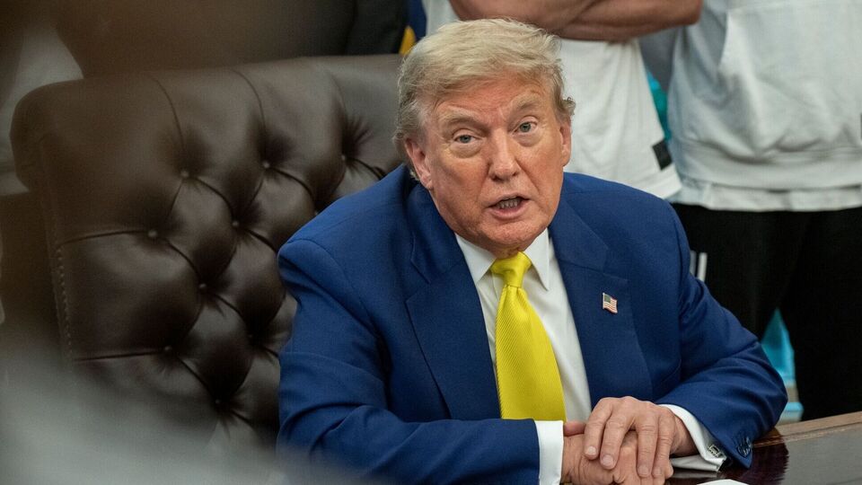 এদিকে, ইরান, ইজরায়েল সংঘাতে ইজরায়েলের পাশে দাঁড়িয়েছে আমেরিকা সহ বেশ কিছু পশ্চিমি দেশ। আমেরিকা, ইজরায়েলের সঙ্গে মিলে ইরানে হামলা করবে না, এমনটা না বললেও, হামলা করতে পারে, এমনটাও বলেনি। ফলত, ভারত-পাক সংঘাতের মাঝে যেখানে ট্রাম্প জোরদার গলায় যুদ্ধবিরতির পক্ষে বার্তা দেন, সেখানে ইজরায়েল-ইরান সংঘাতে মার্কিন কূটনৈতির স্টান্স কোনদিকে এগোয়, সেদিকে নজর সকলের। (Bloomberg)