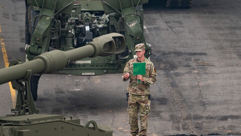 এদিকে ওয়াল স্ট্রিট জার্নালের খবরে বলা হয়, চলতি সপ্তাহের শুরুর দিকে ট্রাম্প ইরানকে লক্ষ্য করে একটি সামরিক হামলার পরিকল্পনা অনুমোদন করেছিলেন। তবে তেহরান তাঁর দাবি পূরণে শেষ পর্যন্ত পদক্ষেপ করবে কিনা তা বিবেচনা করতে হামলার চূড়ান্ত অনুমোদন আটকে দেন। প্রতিবেদনে বলা হয়, মঙ্গলবার ট্রাম্প একটি হামলার পরিকল্পনা অনুমোদন করলেও চূড়ান্ত অনুমোদন স্থগিত রেখেছেন। তিনি এই আশায় এই হামলা আপাতত স্থগিত রেখেছেন যে, ইরান তাঁর শর্তে রাজি হতে পারে। (AFP)