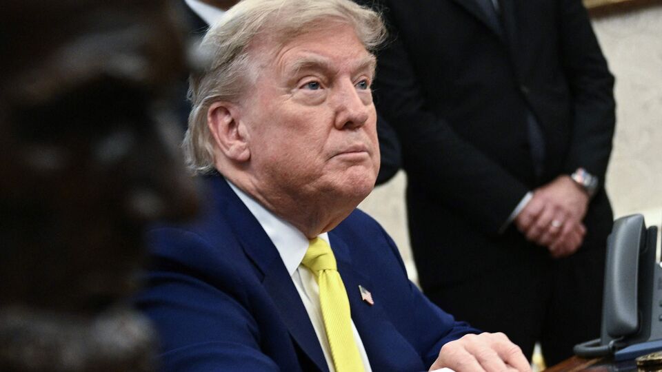 ট্রাম্প বলেন, 'ইরান ধ্বংসস্তূপে পরিণত হয়েছে। তারা আত্মসমর্পণ না করলে তাদের জন্য শুভকামনা রইল।' এর আগে খামেনি আমেরিকার উদ্দেশে হুঁশিয়ারি দিয়ে বলেছিলেন, ইসলামিক প্রজাতন্ত্রকে লক্ষ্য করে যুক্তরাষ্ট্র যে কোনও হামলা করলে তা আমেরিকার জন্য অপূরণীয় ক্ষতি বয়ে আনবে। (AFP)