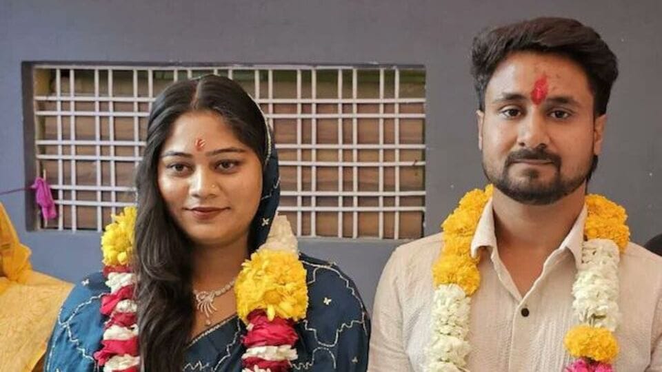 এর আগে গত ১১ মে ইন্দোরে সোনমকে বিয়ে করেছিলেন রাজা রঘুবংশী। গত ২৩ মে শিলং থেকে ৬৫ কিলোমিটার দূরে সোহরা অঞ্চল থেকে তাদের নিখোঁজ হওয়ার খবর পাওয়া যায়। গত ২ জুন রাজার পচাগলা লাশ পাওয়া যায়। খুনের পর সোনম সেই রাজ্য থেকে পালিয়ে অসম, পশ্চিমবঙ্গ, বিহার ও উত্তরপ্রদেশ হয়ে ইন্দোর পৌঁছান। পুলিশ জানিয়েছে, সোহরা হোমস্টেতে মঙ্গলসূত্র ও ট্রলি ব্যাগে একটি আংটি রেখে গিয়েছিল সে। এর থেকেই সন্দেহ হয়েছিল পুলিশের। 