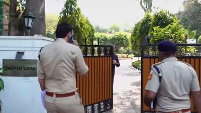 প্রতিবেদনে বলা হয়, আবাসনের স্টোর রুমে আগুন লেগেছিল। সেখানে মদের বোতল থেকে নির্গত দাহ্য গ্যাস সেই আগুনকে আরও ছড়িয়ে দিয়েছিল। রিপোর্টে বলা হয়েছে, স্টোর রুমের মদের আলমারিটি ইলেকট্রিক সুইচ বক্সের খুব কাছেই ছিল। তদন্তকালে সরেজমিন পরিদর্শনেও বিষয়টি নজরে আসে। (PTI) প্রতিবেদনে বলা হয়, আবাসনের স্টোর রুমে আগুন লেগেছিল। সেখানে মদের বোতল থেকে নির্গত দাহ্য গ্যাস সেই আগুনকে আরও ছড়িয়ে দিয়েছিল। রিপোর্টে বলা হয়েছে, স্টোর রুমের মদের আলমারিটি ইলেকট্রিক সুইচ বক্সের খুব কাছেই ছিল। তদন্তকালে সরেজমিন পরিদর্শনেও বিষয়টি নজরে আসে। (PTI)