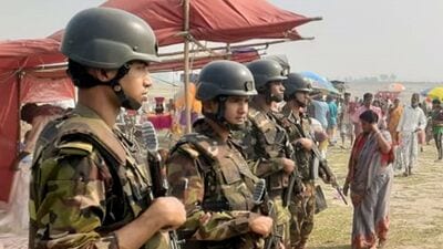 রিপোর্টে বলা হয়, বাংলাদেশ সেনার এক ঊর্ধ্বতন কর্মকর্তা নাকি জানিয়েছিলেন, রাজনৈতিক দল, সামরিক বাহিনী এবং জনসাধারণের অসন্তোষের চাপের মুখে আছেন ইউনুস। এই আবহে তিনি সীমান্তে ভারতের সাথে ছোটখাটো সংঘর্ষের পরিকল্পনা করার চেষ্টা করেছিলেন বলে অভিযোগ। তাঁর কৌশল ছিল দেশপ্রেমের আড়ালে গিয়ে নিজের সমালোচনা থেকে বাঁচা। একই সাথে তার শাসনকে বৈধতা দেওয়ার জন্য নির্বাচনের প্রয়োজনীয়তা এড়িয়ে যাওয়া।  (Bangladesh Army)
