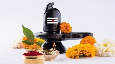 দেশি ঘি দিয়ে প্রদীপ জ্বালান। এই সময়, ওঁ নমঃ শিবায় মন্ত্রটি জপ করতে থাকুন। অবশেষে, আরতি করুন এবং পুজোয় করা ভুলের জন্য ক্ষমা প্রার্থনা করুন। তারপর অবশ্যই আপনার সামর্থ্য অনুসারে দরিদ্রদের দান করুন। দান ছাড়া কোনও আচার সম্পূর্ণ হয় না। দেশি ঘি দিয়ে প্রদীপ জ্বালান। এই সময়, ওঁ নমঃ শিবায় মন্ত্রটি জপ করতে থাকুন। অবশেষে, আরতি করুন এবং পুজোয় করা ভুলের জন্য ক্ষমা প্রার্থনা করুন। তারপর অবশ্যই আপনার সামর্থ্য অনুসারে দরিদ্রদের দান করুন। দান ছাড়া কোনও আচার সম্পূর্ণ হয় না।