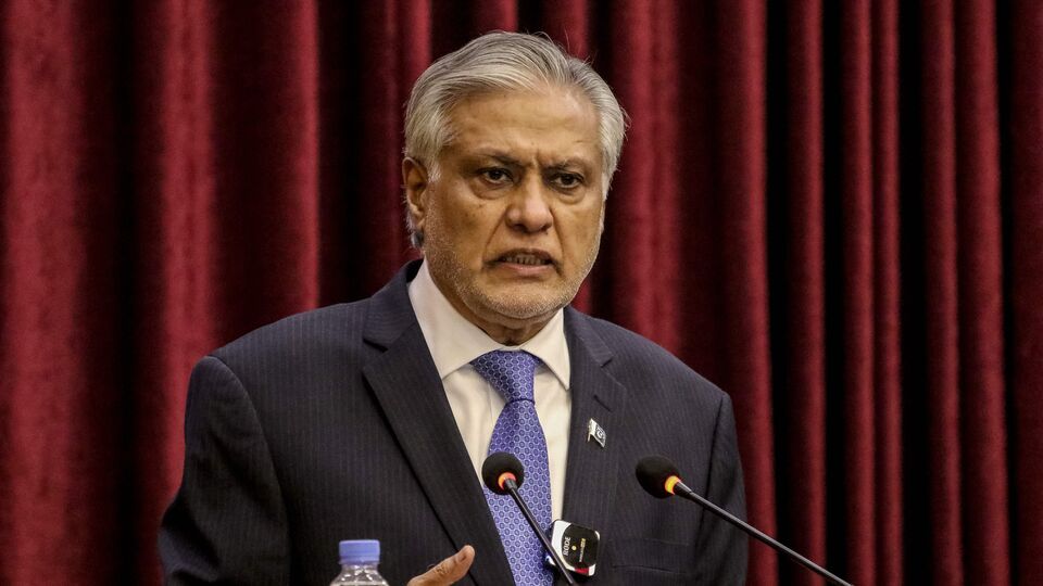 ভারত দাবি করেছে যে তারা কেবল সন্ত্রাসী অবকাঠামো এবং লঞ্চ প্যাডগুলিকে টার্গেট করেছিল তারা। এদিকে মার্কিন প্রেসিডেন্ট ডোনাল্ড ট্রাম্প বারবার দাবি করেছেন, তিনি ভারত ও পাকিস্তানের মধ্যে যুদ্ধবিরতির মধ্যস্থতা করেছেন। তবে ভারত প্রতিবারই তাঁর দাবি প্রত্যাখ্যান করেছে। ট্রাম্পের দাবির পরিপ্রেক্ষিতে এবার ইশাক দার বলেন, হামলার পরপরই সৌদি যুবরাজ ফয়সাল বিন সালমান তাঁর সঙ্গে যোগাযোগ করেন এবং ভারত-পাকিস্তান উত্তেজনা কমাতে ভারতের বিদেশমন্ত্রী এস জয়শঙ্করের সঙ্গে কথা বলার ইচ্ছা প্রকাশ করেন। (AFP)