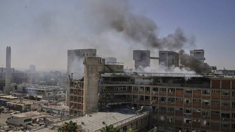 এদিকে, ইরান ও ইজরায়েল যুদ্ধের মাঝে ইরানের এক সিনিয়র অফিসার জানিয়েছেন, বর্তমান সংঘাতের পরিস্থিতিতে তেহরান কোনও মতেই আমেরিকার সঙ্গে কথা বলতে চায়না। অন্যদিকে, তারা বলছে, এই অবস্থায় ইউরোপিয় শক্তিগুলির ভূমিকার দিকে নজর থাকবে। অত্যন্ত গুরুত্বপূর্ণ এক বক্তব্যে ইরানের তরফে জানানো হয়েছে, ইউরেনিয়াম সমৃদ্ধকরণ নিয়ে তারা কথা বলতে রাজি। ফরাসি প্রেসিডেন্ট ইমানুয়েল ম্যাক্রোঁ বলেছেন যে ইরান যাতে পারমাণবিক সমৃদ্ধকরণ না করে তা নিশ্চিত করার জন্য জাতিসংঘের পারমাণবিক পর্যবেক্ষণ সংস্থা আইএইএকে অবশ্যই তার কার্যক্রম চালিয়ে যেতে সক্ষম হতে হবে।(AP/PTI) (AP06_20_2025_000001B)(AP)