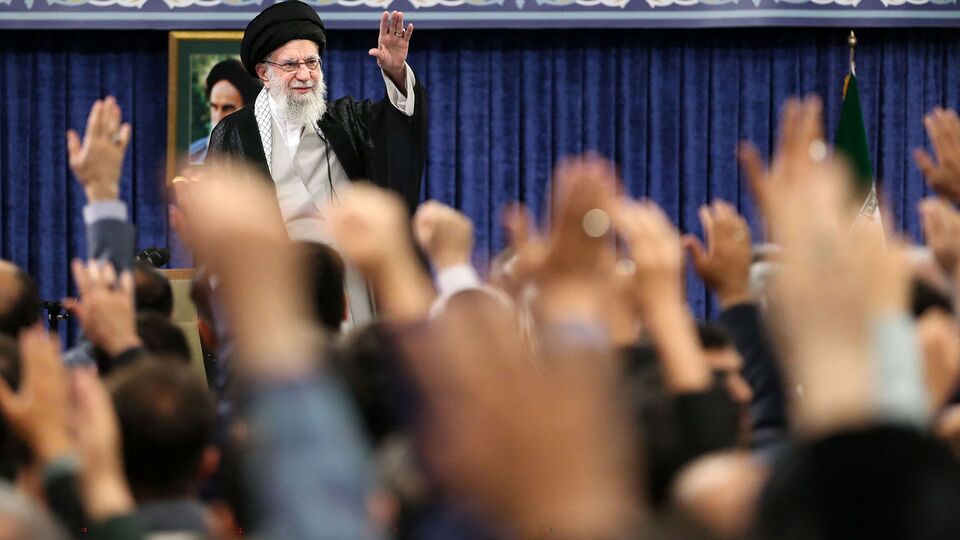 খামেনির তৈরি বিপ্লবী গার্ড ইরানের সবচেয়ে অভিজাত সামরিক বাহিনী। দেশের ব্যালিস্টিক ক্ষেপণাস্ত্র কর্মসূচির তত্ত্বাবধান করে তারাই। এর আন্তর্জাতিক শাখা কুদস ফোর্স ইয়েমেন থেকে লেবানন পর্যন্ত বিস্তৃত ইরানপন্থী প্রক্সিগুলির সাথে মিলে 'প্রতিরোধের অক্ষ' তৈরি করেছে। বছরের পর বছর ধরে ইরানকে এই অঞ্চলে আরও বেশি শক্তিশালী করে তুলেছে এই অক্ষ। (AFP)