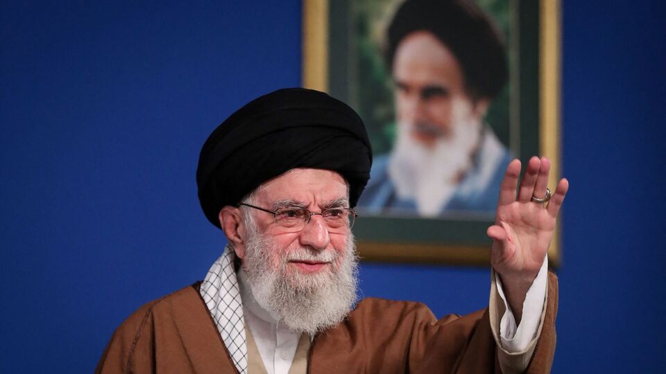 ইরানের ইসলামিক প্রজাতন্ত্রকে বর্তমান রূপে প্রতিষ্ঠিত করেছেন খামেনি। তিনি 'মোল্লা' বা শিয়া মুসলিম আলেমদের শাসন ব্যবস্থা প্রবর্তন করেছিলেন সেই দেশে। এই আবহে কট্টরপন্থীদের কাছে তিনি নিজের গ্রহণযোগ্যতা প্রশ্নাতীত ভাবে নিশ্চিত করেছিলেন। ইরানিদের চোখে খামেনি ঈশ্বরের একধাপ নীচে। এই খামেনি নিজের শাসনকালে ইরানের আধাসামরিক বিপ্লবী গার্ডকে এত প্রভাবশালী বাহিনী হিসেবে গড়ে তুলেছিলেন। (AFP)