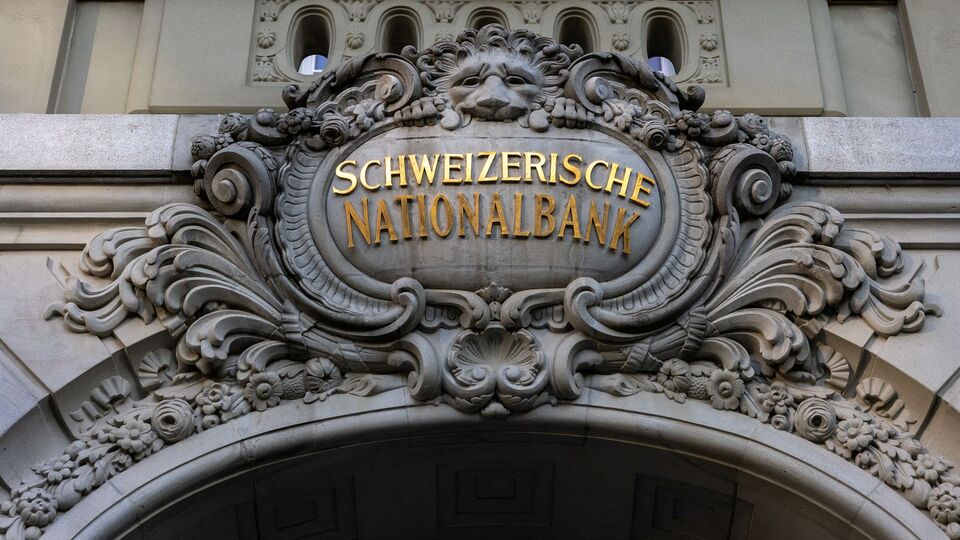 ইউনুস জমানায় বিদেশে পাচার করা বাংলাদেশিদের টাকা দেশে ফেরানোর বার্তা দেওয়া হয়েছিল। তবে উলটে দেখা যাচ্ছে, এই গত এক বছরে সুইস ব্যাঙ্কে বাংলাদেশিদের জমা করা অর্থের পরিমাণ ৩৩ গুণ বেড়ে গিয়েছে। এই আবহে প্রশ্ন উঠছে ইউনুস সরকারকে নিয়েও। একদিকে দাবি করা হচ্ছে, এই সব জমা অর্থের অনেকটাই আওয়ামি লিগ নেতাদের হতে পারে। আবার বিগত কয়েক মাসে ইউনুসের সরকারের বিরুদ্ধেও দুর্নীতির অভিযোগ উঠেছে। (REUTERS)