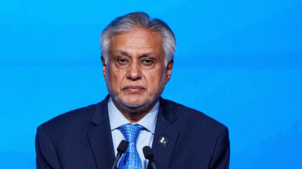 পাকিস্তানের উপপ্রধানমন্ত্রী ইশাক দার প্রথমবারের মতো প্রকাশ্যে স্বীকার করেছেন যে, 'অপারেশন সিঁদুর' চলাকালীন ৭ মে রাওয়ালপিন্ডির নূর খান বিমানঘাঁটি ও শোরকোট বিমানঘাঁটিতে বিমান হামলা চালিয়েছে ভারত। গত ২২ এপ্রিল জম্মু ও কাশ্মীরের পহেলগাঁওয়ে জঙ্গি হামলায় ২৬ জন সাধারণ নাগরিক নিহত হওয়ার পর এই অভিযান চালিয়েছিল ভারত। (Bloomberg)