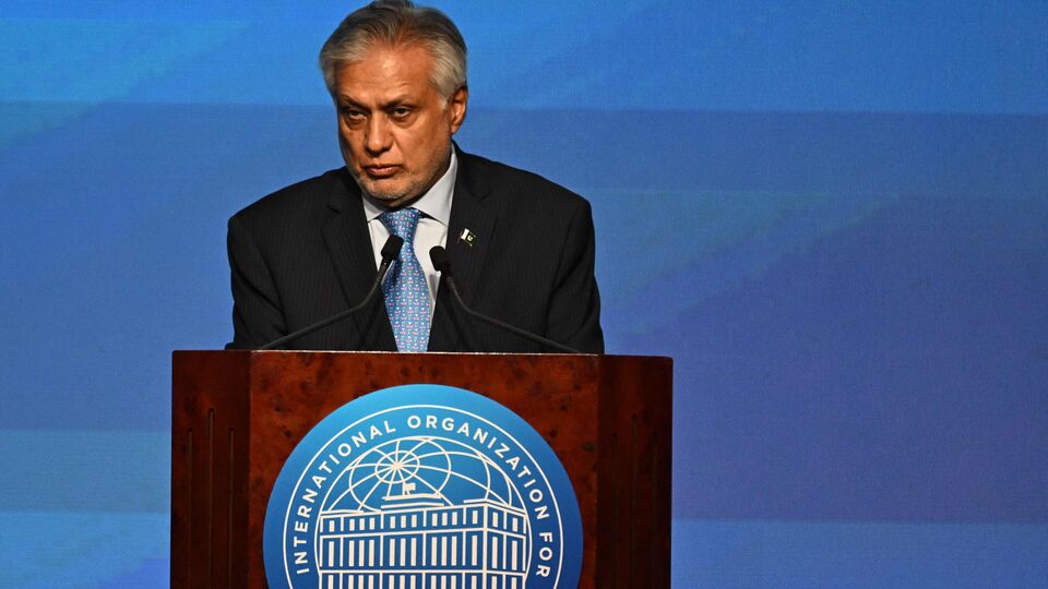 ইশাক দার বলেন, 'সৌদি প্রিন্স ফয়সাল বিন সালমান আমাকে ফোন করে জিজ্ঞাসা করেছিলেন যে তিনি জয়শঙ্করের সঙ্গে কথা বলতে পারেন কিনা। তিনি জয়শঙ্করকে ফোন করে জানান, পাকিস্তান সংঘাত থামতে প্রস্তুত।' এরপরই সামরিক চ্যানেলে পাকিস্তানের তরফ থেকে ভারতের কাছে সংঘাত বন্ধের আবেদন জানানো হয়েছিল। এই আবহে ভারত-পাক সংঘাত ঠেকানোর যে কৃতিত্ব ট্রাম্প বারবার দাবি করছেন, তা যে অবান্তর, তা পাক বিদেশমন্ত্রীর কথা থেকেই স্পষ্ট। (AFP)