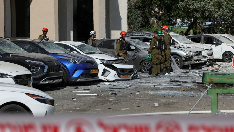 ইজরায়েলে থাকা ভারতীয়দের জন্য তেল আভিভের দূতাবাসে ২৪ ঘণ্টার কন্ট্রোল রুমও খোলা হয়েছে। ভারতীয় বিদেশ মন্ত্রকের তরফে জানানো হয়েছে, কারও দরকার থাকলে বা কারও কোনও প্রশ্ন থাকলে তাঁরা ভারতীয় দূতাবাসেও যোগাযোগ করতে পারেন। ফোন নম্বর হল - +972 54-7520711 এবং +972 54-3278392। ইমেল আইডি হল: cons1.telaviv@mea.gov.in (ছবি সৌজন্যে রয়টার্স)