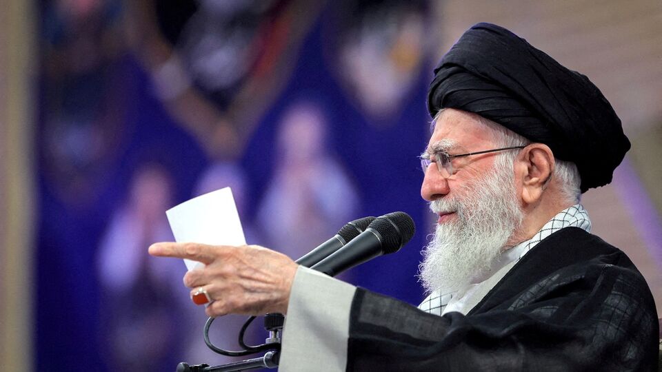 এদিকে খামেনির শাসনকালে ২০০৯ সালে ভোট কারচুপির অভিযোগে দেশব্যাপী ব্যাপক বিক্ষোভ হয়েছিল। নিষেধাজ্ঞার চাপে ২০১৭ ও ২০১৯ সালে অর্থনৈতিক বিক্ষোভও হয়েছিল। বাধ্যতামূলক হিজাব সঠিকভাবে না পরার কারণে পুলিশ মাহসা আমিনির খুন করেছিল। সেই ঘটনাকে কেন্দ্র করে ২০২২ সালে দেশব্যাপী আরও বিক্ষোভ হয়েছিল। কারাগারে বন্দিদের নির্যাতন বা ধর্ষণের খবরের মধ্যে বিক্ষোভকারীদের দমন করেছিল খামেনির বিপ্লবী গার্ড। সেই সব অভিযানে শত শত লোক নিহত হয়েছে। (via REUTERS)