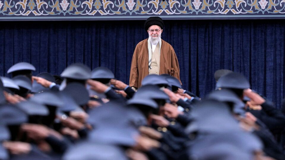 তবে গত দুই বছরে এই সমীকরণকে কাজে লাগিয়েও ইজরায়েলকে দমাতে পারেনি ইরান। ২০২৩ সালের ৭ অক্টোবর দক্ষিণ ইজরায়েলে হামলার পরে শুরু হয়েছিল গাজা উপত্যকার যুদ্ধ। সেখানে হামাসের শীর্ষ নেতৃত্ব খতম হয়েছে। এদিকে হুদি এবং হিজবুল্লাও সেভাবে ইজরায়েলের ক্ষতি করতে পারেনি। বরং ইজরায়েল পালটা তাদের মার দিয়েছে। সব মিলিয়ে খামেনির তৈরি করা ইরানি প্রতিরোধ অক্ষ ভেঙে পড়ছে। (via REUTERS)