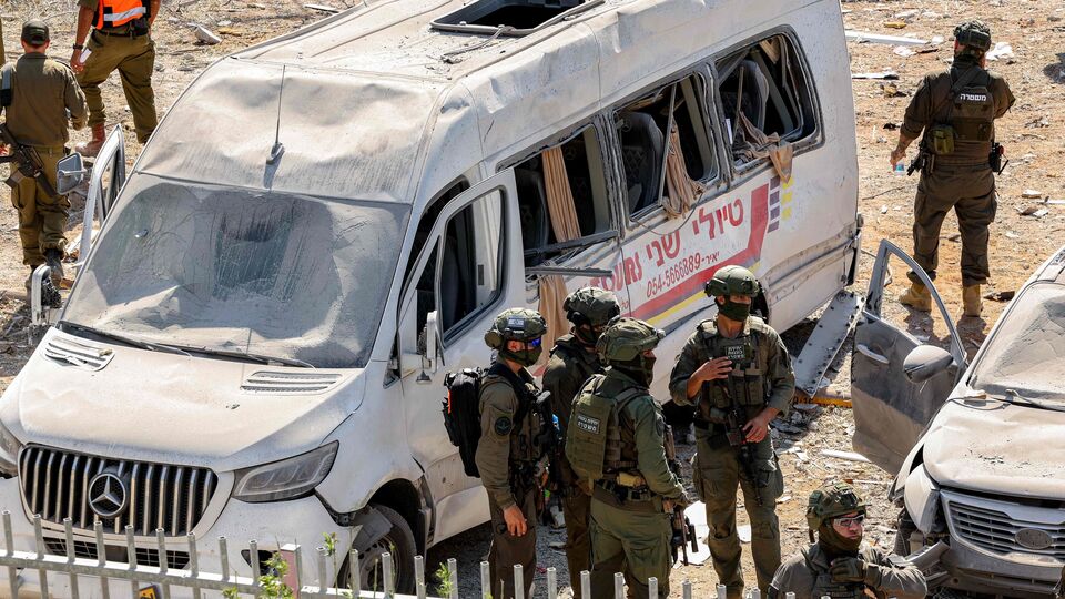 সূত্রের খবর, বর্তমানে ইজরায়েলে ৩২,০০০-র বেশি ভারতীয় রয়েছেন। প্যালেস্তাইনীয়দের পরিবর্ত হিসেবে গত কয়েক মাসে ভারতীয়দের আরও বেশি করে কাজে নিয়েছে ইজরায়েল কর্তৃপক্ষ। তাছাড়া পড়াশোনার সূত্রেও অনেক ভারতীয় আছেন ইজরায়েলে। সবমিলিয়ে ভারতীয়রা ইজরায়েলের বিভিন্ন প্রান্তে ছড়িয়ে আছেন।এখনও পর্যন্ত স্বস্তির বিষয় হল, ইজরায়েলে থাকা কোনও ভারতীয়দের কেউ হতাহত হয়েছেন বলে কোনও খবর মেলেনি। (ছবি সৌজন্যে এএফপি)