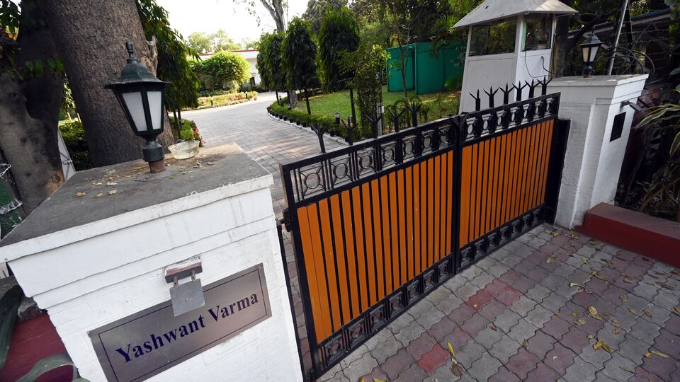 তদন্ত রিপোর্ট অনুসারে, বিচারপতি বর্মা ঘটনার সময় শহরের বাইরে ছিলেন এবং তাঁর পরিবার বা ব্যক্তিগত কর্মীদের কারও কাছেই স্টোর রুমের চাবি ছিল না। আগুন লাগার পর নিরাপত্তারক্ষীরা তালা ভাঙেন। তারাই দমকলকর্মী ও পুলিশকে ভিতরে ঢুকতে দেন। এর আগে বিচারপতি বর্মা অভিযোগ করেছিলেন, তাঁকে ফাঁসানোর জন্যেই সেখানে অন্য কেউ নগদ টাকা রেখে গিয়েছে। (Hindustan Times)