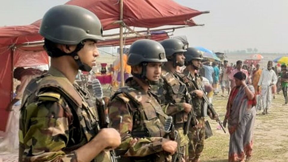 রিপোর্টে বলা হয়, বাংলাদেশ সেনার এক ঊর্ধ্বতন কর্মকর্তা নাকি জানিয়েছিলেন, রাজনৈতিক দল, সামরিক বাহিনী এবং জনসাধারণের অসন্তোষের চাপের মুখে আছেন ইউনুস। এই আবহে তিনি সীমান্তে ভারতের সাথে ছোটখাটো সংঘর্ষের পরিকল্পনা করার চেষ্টা করেছিলেন বলে অভিযোগ। তাঁর কৌশল ছিল দেশপ্রেমের আড়ালে গিয়ে নিজের সমালোচনা থেকে বাঁচা। একই সাথে তার শাসনকে বৈধতা দেওয়ার জন্য নির্বাচনের প্রয়োজনীয়তা এড়িয়ে যাওয়া। (Bangladesh Army)