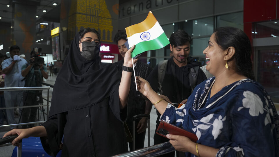 তবে অনেকেই আতঙ্কিত হয়ে পড়েছেন। ইজরায়েল এবং ইরানের মধ্যে যে যুদ্ধ পরিস্থিতি তৈরি হয়েছে, ক্ষেপণাস্ত্র ছোড়া হচ্ছে, তাতে অনিশ্চয়তা তৈরি হয়েছে।ইতিমধ্যে ইরান থেকে প্রথম দফায় ১১০ জন ভারতীয় পড়ুয়াকে ফিরিয়ে আনা হয়েছে। বৃহস্পতিবার দিল্লি বিমানবন্দরে নামা এক পড়ুয়া বলেছেন, 'আমরা আকাশে মিসাইল দেখতে পাচ্ছিলাম। আশপাশের এলাকায় বোমা পড়ার শব্দ পাচ্ছিলাম। ভয় কাঁপছিলাম আমরা।' (ছবি সৌজন্যে পিটিআই)