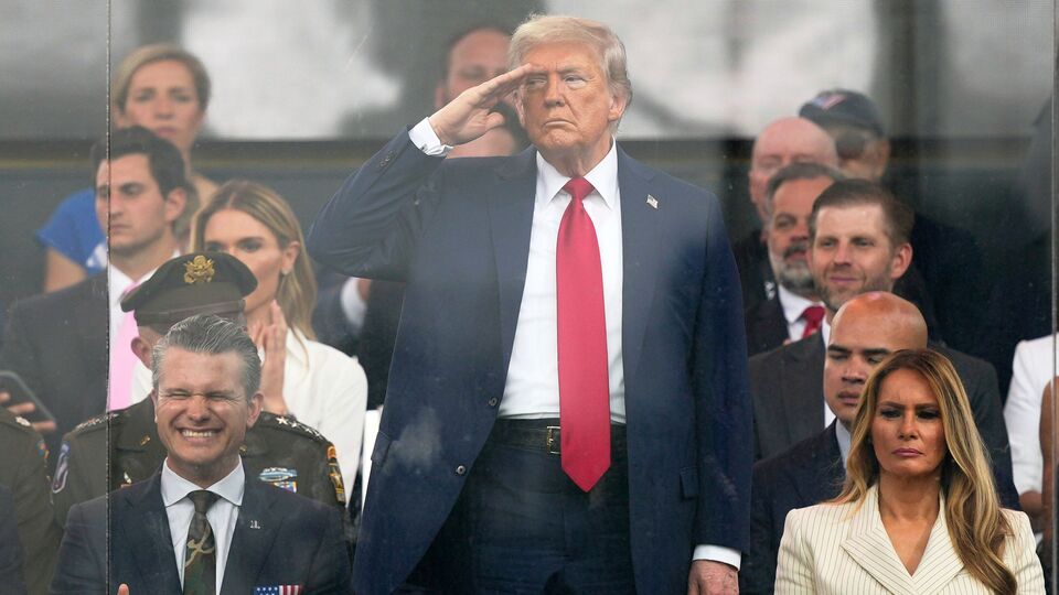 ভারত বারবার বলে এসেছে, পাকিস্তান সরাসরি ভারতীয় সেনার সঙ্গে কথা বলে সংঘাত বন্ধের আবেদন জানিয়েছিল। এর আগে অপারেশন সিঁদর চলাকালীন বিভিন্ন দেশের নেতারা ভারতের সঙ্গে কথা বলেছিল। সেই সময় ভারত জানিয়েছিল, পাকিস্তান যদি সংঘাত বন্ধ করতে চায়, তাহলে তাদের সরাসরি ভারতের সঙ্গে কথা বলতে হবে। সেই মতো পাকিস্তান ভারতের কাছেই অনুরোধ জানিয়েছিল। আর তাতে সাড়া দিয়েই ভারত হামলা বন্ধ করেছিল। এখানে যে কারও মধ্যস্থতা ছিল না, তা ইশাক দারের কথায় স্পষ্ট। (AP)