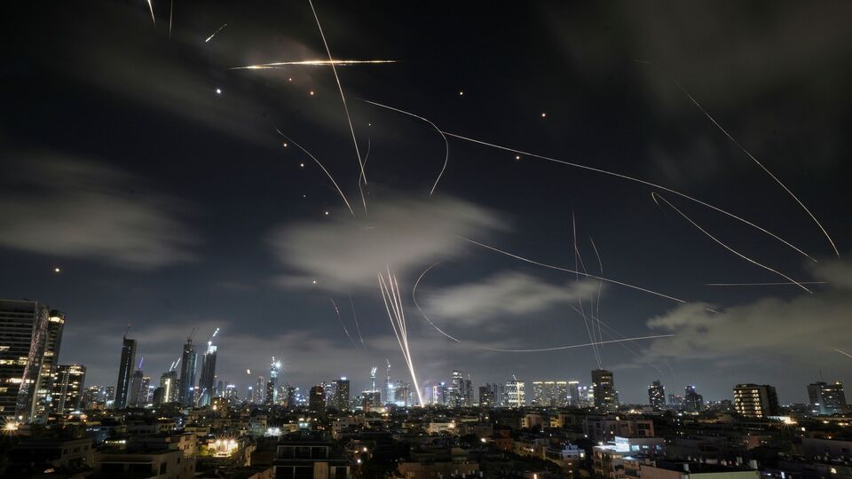 ইজরায়েলের সঙ্গে যুদ্ধের মাঝে শুধুমাত্র সেখানে আটকে পড়া ভারতীয়দের জন্য এক বড়সড় পদক্ষেপ নিল ইরান। ইরান থেকে ইতিমধ্যেই সেখানে আটকে থাকা ভারতীয়দের ফেরত আনছে দিল্লি। আর সেদেশ থেকে ভারতীয়দের দেশে ফেরার জন্য ইরান খুলে দিল তার আকাশপথ। শুধু ভারতীয়দের জন্য এক ব্যতিক্রমী পদক্ষেপে ইরান এই যুদ্ধের মাঝে আকাশপথ খুলে দেওয়ার সিদ্ধান্ত নেয়। (AP Photo/Leo Correa)(AP)