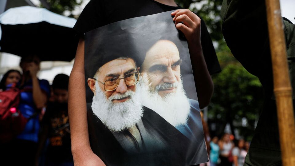 এদিকে, জানা গিয়েছে, ইজরায়েলের গুপ্তচর বাহিনী মোসাদের এক এজেন্টকে ইরানে গ্রেফতার করা হয়েছে। এমন দাবি ইরানের মিডিয়ার। ইরানের মিডিয়া জানিয়েছে, ইরানের আকাশপথ প্রতিরক্ষা সংক্রান্ত নানান তথ্য ওই এজেন্ট হোয়াটসঅ্যাপ মাধ্যমে সরবরাহ করছিলেন। REUTERS/Leonardo Fernandez Viloria(REUTERS)