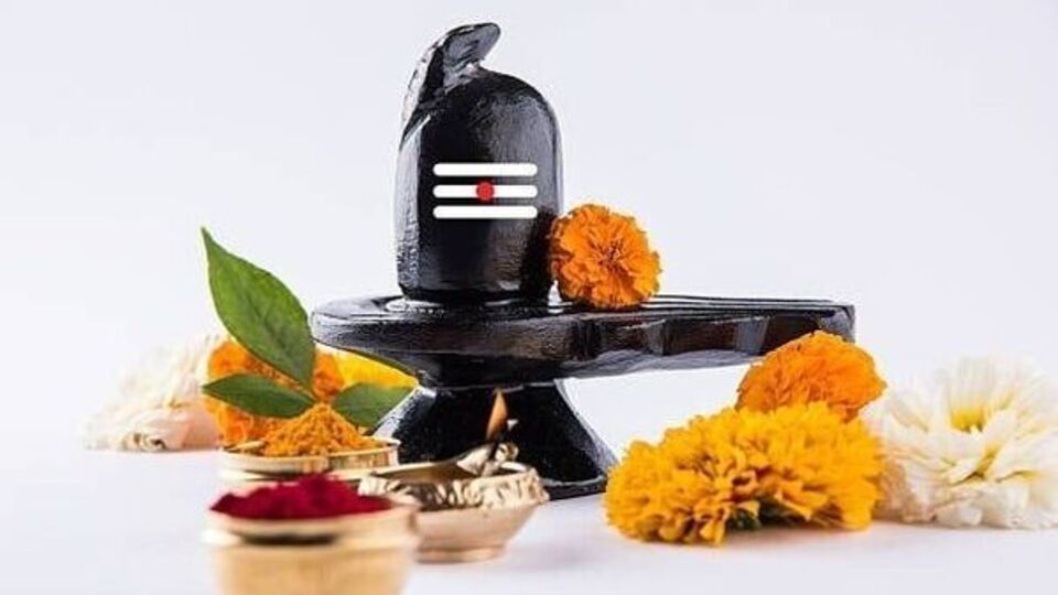 দেশি ঘি দিয়ে প্রদীপ জ্বালান। এই সময়, ওঁ নমঃ শিবায় মন্ত্রটি জপ করতে থাকুন। অবশেষে, আরতি করুন এবং পুজোয় করা ভুলের জন্য ক্ষমা প্রার্থনা করুন। তারপর অবশ্যই আপনার সামর্থ্য অনুসারে দরিদ্রদের দান করুন। দান ছাড়া কোনও আচার সম্পূর্ণ হয় না।