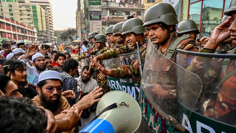 মহম্মদ ইউনুস ক্ষমতায় আসার পর থেকেই বিগত প্রায় ১০ মাসে বাংলাদেশে আইনশৃঙ্খলা পরিস্থিতি তলানিতে গিয়ে ঠেকেছে। মৌলবাদীরা যাকেতাকে গণধোলাই দিচ্ছে। সংখ্যালঘুরা সেখানে অত্যাচারিত। এই আবহে এবার ইউনুসের প্রশাসনের ওপর কার্যত ভরসা না রেখেই বড় ঘোষণা করল বাংলাদেশি সেনাবাহিনী। 