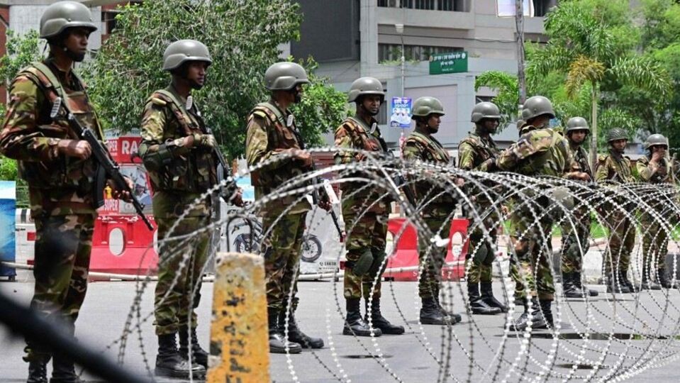 'মব ভায়োলেন্স' থামাতে পুরোপুরি ব্যর্থ ইউনুসের বাংলাদেশি সরকার এবং পুলিশ। এই আবহে বাংলাদেশি সেনা সেই দেশের রাস্তায় নেমে আইনশৃঙ্খলা পরিস্থিতি সামলাচ্ছে বিগত বেশ কয়েক মাস ধরে। এই আবহে সেনা সদরের তরফ থেকে ঘোষণা করা হল, ভবিষ্যতেও তারা এই 'মব ভায়োলেন্স' থামাতে কঠোর পদক্ষেপ করবে। 