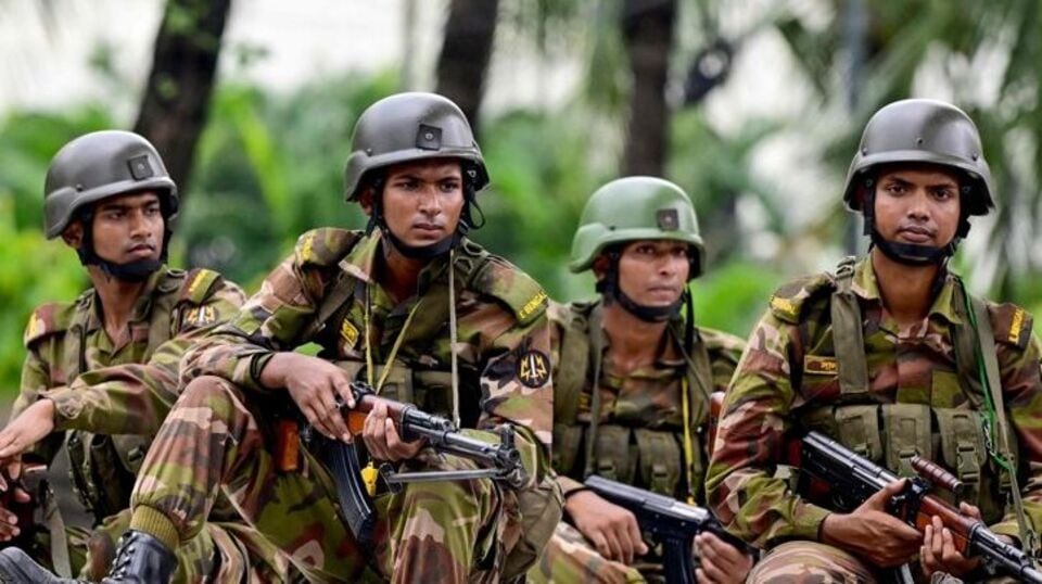 উল্লেখ্য, এর আগে রিপোর্টে দাবি করা হয়েছিল, সীমান্তে নাকি বিজিবিকে আগ্রাসী হতে বলা হয়েছিল। বিএসএফকে উস্কানি দেওয়ার জন্য বলা হয়েছিল বিজিবিকে। এদিকে সীমান্তের কাছে সেনা ইউনিট পর্যন্ত মোতায়েনের পরিকল্পনা করেছিলেন খলিলুররা। তবে সেনা প্রধান ওয়াকার নাকি এই পরিকল্পনার কথা জানতে পেরে যান এবং সীমান্তে উত্তেজনা বৃদ্ধির চেষ্টার কারণ ও যুক্তি জানতে চান সংশ্লিষ্ট ব্যক্তিদের কাছ থেকে। বিজিবি অফিশিয়ালরা নাকি দাবি করেন, ইউনুসের সরকারি বাসভবন যমুনা থেকে মৌখিক নির্দেশ এসেছিল তাদের কাছে। 