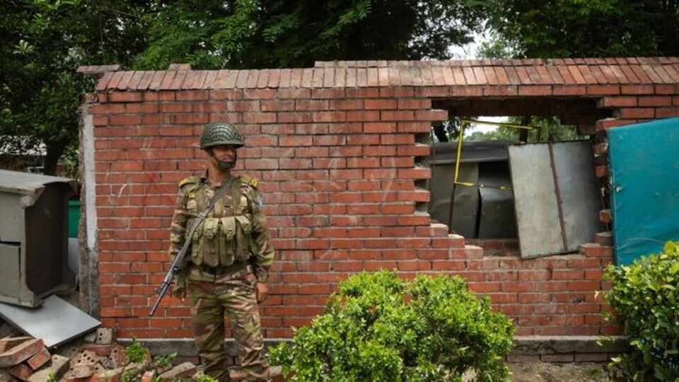 ১৯ জুন দুপুরে ঢাকা সেনানিবাসের অফিসার্স মেসে অনুষ্ঠিত এক ব্রিফিংয়ে সেনা সদরের মিলিটারি অপারেশনস ডাইরেক্টরেটের কর্নেল মহম্মদ শফিকুল ইসলাম বলেন, 'মব ভায়োলেন্স, বা জনগণের জন্য দুর্ভোগ সৃষ্টিকারী যেকোনও পরিস্থিতির বিরুদ্ধে সেনাবাহিনী কঠোর পদক্ষেপ গ্রহণ করেছে। ভবিষ্যতেও সেনা এই নিয়ে কঠোর পদক্ষেপ করবে। আমরা দেখেছি, আগের তুলনায় মব ভায়োলেন্স অনেকাংশে কমিয়ে নিয়ে এসেছে সেনা।'