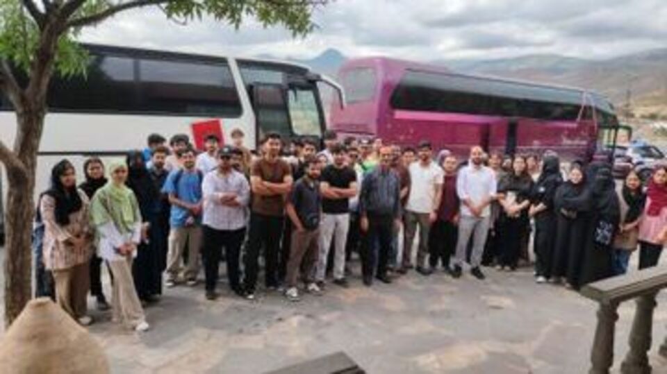 ইতিমধ্যেই ইরানের পর ইজরায়েল থেকেও আটকে পড়া ভারতীয়দের ফিরিয়ে আনতে ‘অপারেশন সিন্ধু’ শুরু করেছে। আর সেই ‘অপারেশন সিন্ধু’ অভিযানের আওতাতেই ইরান থেকে ভারতীয়দের ফিরিয়ে আনার পদক্ষেপে দিল্লি। ব্যতিক্রমী বিমান পরিবহনের সুবিধার্থে, মাশহাদ থেকে মাহান এয়ারের চার্টার্ড ফ্লাইটের মাধ্যমে প্রায় ১,০০০ ভারতীয়কে দেশে ফিরিয়ে আনার ব্যবস্থা করা হয়েছে। এই ফ্লাইটগুলির মধ্যে প্রথমটি আজ রাতে দিল্লিতে অবতরণের কথা রয়েছে।