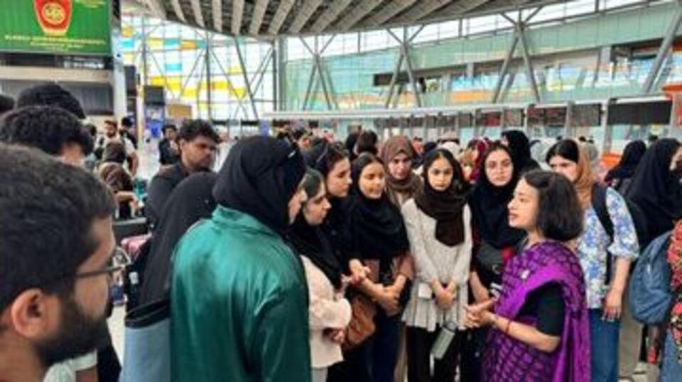 উদ্ধার প্রচেষ্টার প্রথম পদক্ষেপ হিসেবে, ১১০ জন ভারতীয় ছাত্রকে উত্তর ইরান থেকে নিরাপদে সরিয়ে সীমান্ত পেরিয়ে আর্মেনিয়ায় নিয়ে যাওয়া হয়েছিল। এই যাত্রাটি ইরান এবং আর্মেনিয়ায় অবস্থিত ভারতীয় মিশনগুলির যৌথ তত্ত্বাবধানে ছিল। এরপর শিক্ষার্থীরা আর্মেনিয়ার রাজধানী থেকে একটি বিশেষ বিমানে ওঠে। সেখান থেকে তাঁরা পৌঁছান দিল্লিতে। 