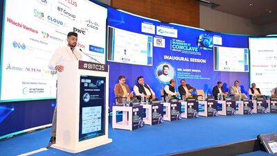 তারইমধ্যে সফটওয়্যার টেকনোলজি পার্কস অফ ইন্ডিয়ার অধিকর্তা মনোজিৎ নায়েক ইঙ্গিত দিয়েছেন, এক-দু'মাসের মধ্যে গ্লোবাল ফাউন্ডারিজ কাজ শুরু করবে। অন্যদিকে ওয়ার্ল্ড ট্রেড সেন্টারের (নবদিগন্ত ইন্ডাস্ট্রিয়াল টাউনশিপ অথরিটি) ভাইস-চেয়ারম্যান তথা মার্লিন গ্রুপের ম্যানেজিং ডিরেক্টর জানিয়েছেন, সাকেত মোহতা জানিয়েছেন, সল্টলেকের ওয়ার্ল্ড ট্রেড সেন্টারের ফলে ৩০,০০০ চাকরি তৈরি হবে। বিনিয়োগ হবে কোটি-কোটি টাকা। (ছবি সৌজন্যে বেঙ্গল চেম্বার) তারইমধ্যে সফটওয়্যার টেকনোলজি পার্কস অফ ইন্ডিয়ার অধিকর্তা মনোজিৎ নায়েক ইঙ্গিত দিয়েছেন, এক-দু'মাসের মধ্যে গ্লোবাল ফাউন্ডারিজ কাজ শুরু করবে। অন্যদিকে ওয়ার্ল্ড ট্রেড সেন্টারের (নবদিগন্ত ইন্ডাস্ট্রিয়াল টাউনশিপ অথরিটি) ভাইস-চেয়ারম্যান তথা মার্লিন গ্রুপের ম্যানেজিং ডিরেক্টর জানিয়েছেন, সাকেত মোহতা জানিয়েছেন, সল্টলেকের ওয়ার্ল্ড ট্রেড সেন্টারের ফলে ৩০,০০০ চাকরি তৈরি হবে। বিনিয়োগ হবে কোটি-কোটি টাকা। (ছবি সৌজন্যে বেঙ্গল চেম্বার)