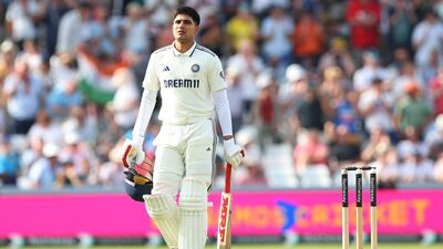 সেঞ্চুরি করেও বড় শাস্তি পেতে পারেন শুভমন গিল, ICC-র নিয়ম লঙ্ঘনের অভিযোগ ভারত অধিনায়কের বিরুদ্ধে। ছবি: রয়টার্স