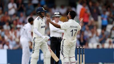 ভারতীয়দের মধ্যে টেস্ট ছক্কা সর্বাধিক ছক্কা হাঁকানোর নিরিখে ধোনিকে ছাপিয়ে গেলেন পন্ত। ১৪৪টি ইনিংসে ৭৮টি ছক্কা মেরেছিলেন ধোনি। আর ইতিমধ্যে ৭৯টি ছক্কা হাঁকিয়ে ফেলেছেন। লিডসেই ছ'টি ছক্কা হাঁকিয়েছেন। পন্তের সামনে আছেন শুধুমাত্র রোহিত এবং সেহওয়াগ। ১১৬টি ইনিংসে ৮৮টি ছক্কা মেরেছিলেন রোহিত। সেখানে ১৮০টি ইনিংসে ৯০ ছক্কা মেরেছিলেন সেহওয়াগ। (ছবি সৌজন্যে BCCI) 