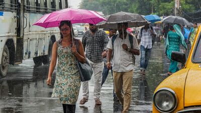 বৃহস্পতিবার পশ্চিম মেদিনীপুর, ঝাড়গ্রাম, পুরুলিয়া, বাঁকুড়া, পূর্ব বর্ধমান এবং পশ্চিম বর্ধমানের একটি বা দুটি অংশে ভারী বৃষ্টি হবে। ওই জেলাগুলিতে হলুদ সতর্কতা জারি করা হয়েছে। বাকি জেলাগুলিতে বজ্রবিদ্যুৎ-সহ হালকা থেকে মাঝারি বৃষ্টি হতে পারে। শুক্রবার দক্ষিণবঙ্গের প্রতিটি জেলায় বজ্রবিদ্যুৎ-সহ হালকা থেকে মাঝারি বৃষ্টি হবে।(ছবি সৌজন্যে পিটিআই) বৃহস্পতিবার পশ্চিম মেদিনীপুর, ঝাড়গ্রাম, পুরুলিয়া, বাঁকুড়া, পূর্ব বর্ধমান এবং পশ্চিম বর্ধমানের একটি বা দুটি অংশে ভারী বৃষ্টি হবে। ওই জেলাগুলিতে হলুদ সতর্কতা জারি করা হয়েছে। বাকি জেলাগুলিতে বজ্রবিদ্যুৎ-সহ হালকা থেকে মাঝারি বৃষ্টি হতে পারে। শুক্রবার দক্ষিণবঙ্গের প্রতিটি জেলায় বজ্রবিদ্যুৎ-সহ হালকা থেকে মাঝারি বৃষ্টি হবে।(ছবি সৌজন্যে পিটিআই)