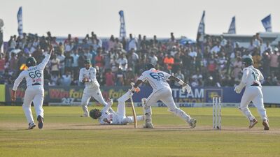 চতুর্থ ইনিংসে যেভাবে শ্রীলঙ্কা ব্যাট করছিল, তাতে একটা সময় মনে হচ্ছিল যে হেরে না যায়। অথচ দ্বিতীয় ইনিংসে একটা সময় রীতিমতো ভালো জায়গায় ছিল। মাত্র ১৫ রানে শেষ চার উইকেট হারিয়ে ফেলে বেকায়দায় পড়ে যায়। সেখান থেকে ড্র যে করেছে, সেটাই অনেক। আর সেটার ফলে ১২ বছর এবং ২৬টি ম্যাচ পরে গলে কোনও টেস্ট ড্র হল। (ছবি সৌজন্যে এপি) চতুর্থ ইনিংসে যেভাবে শ্রীলঙ্কা ব্যাট করছিল, তাতে একটা সময় মনে হচ্ছিল যে হেরে না যায়। অথচ দ্বিতীয় ইনিংসে একটা সময় রীতিমতো ভালো জায়গায় ছিল। মাত্র ১৫ রানে শেষ চার উইকেট হারিয়ে ফেলে বেকায়দায় পড়ে যায়। সেখান থেকে ড্র যে করেছে, সেটাই অনেক। আর সেটার ফলে ১২ বছর এবং ২৬টি ম্যাচ পরে গলে কোনও টেস্ট ড্র হল। (ছবি সৌজন্যে এপি)