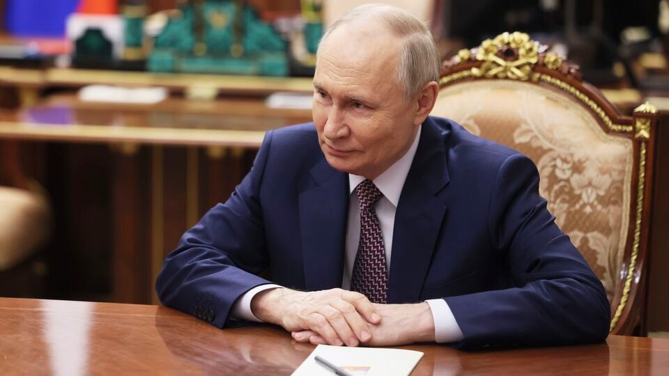 পুতিন বলেছেন,'আমরা ইতিমধ্যেই তেল ও গ্যাস রপ্তানি বৃদ্ধির লক্ষ্য নির্ধারণ করেছি। এটি অর্জনের জন্য, আমরা অংশীদারদের সাথে সম্পর্ক গড়ে তুলব, বাণিজ্য বাধা দূর করব, নতুন বাজারের ক্ষেত্রগুলি অন্বেষণ করব, অবকাঠামো তৈরি করব এবং বিনিয়োগ সহযোগিতা আরও গভীর করব।' উল্লেখ্য, যুদ্ধ পরিস্থিতির মাঝে ভ্লাদিমির পুতিনের এই বক্তব্য ভারত-রাশিয়া সম্পর্কের নিরিখে বেশ তাৎপর্যপূর্ণ। ' (AP03_19_2025_000028A)(AP)