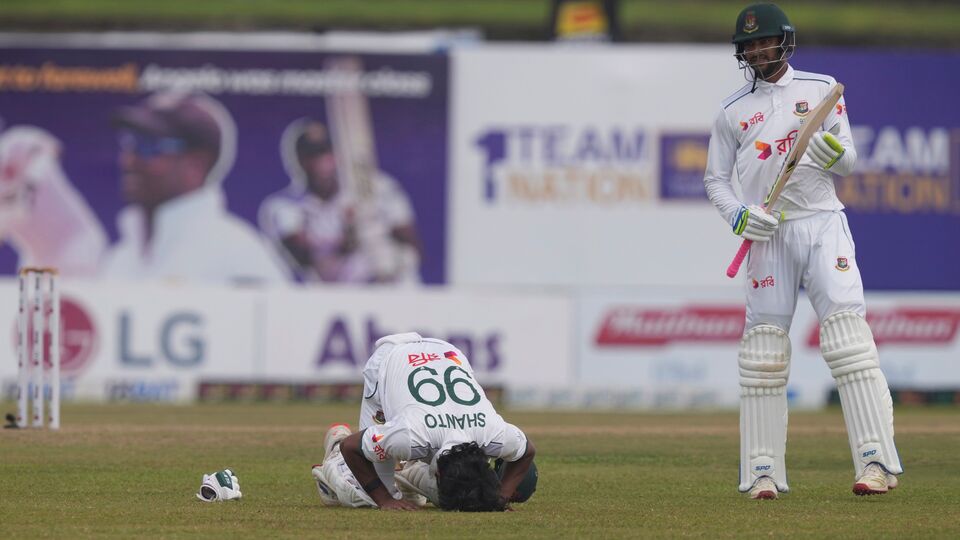 চতুর্থ বিশ্ব টেস্ট চ্যাম্পিয়নশিপে পয়েন্টের খাতা খুলল কোনও দল। গলে প্রথম টেস্ট ড্র হয়ে যাওয়ায় চার পয়েন্ট করে পেল শ্রীলঙ্কা এবং বাংলাদেশ। ২০২৫-২৭ সালের বিশ্ব টেস্ট চ্যাম্পিয়নশিপের লড়াই শুরু হয়েছে সেই সিরিজ দিয়েই। ফলে বাকি সাতটি টিমের (ভারত, অস্ট্রেলিয়া, দক্ষিণ আফ্রিকা, ইংল্যান্ড, নিউজিল্যান্ড, ওয়েস্ট ইন্ডিজ এবং পাকিস্তান) আগেই পয়েন্টের খাতা খুলে ফেলল বাংলাদেশ এবং শ্রীলঙ্কা। (ছবি সৌজন্যে পিটিআই)