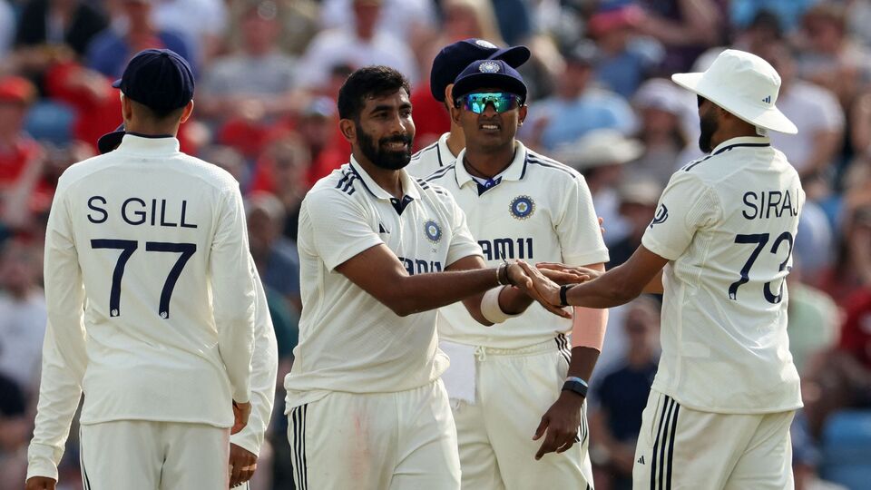 বুমরাহ শনিবার ইনিংসের প্রথম ওভারেই আউট করেন ব্রিটিশ ওপেনার জ্যাক ক্রলিকে। পরে ইনিংসের ২৯তম ওভারে বুমরাহ সাজঘরে ফেরান ইংল্যান্ডের অপর ওপেনার বেন ডাকেটকে। ইংল্যান্ডের দুই গোড়াপত্তনকারী ব্যাটারকে আউট করা মাত্রই সেনা (SENA) দেশে অর্থাৎ, সাউথ আফ্রিকা, ইংল্যান্ড, নিউজিল্যান্ড ও অস্ট্রেলিয়ায় সব থেকে বেশি টেস্ট উইকেট নেওয়া এশিয়ান বোলারে পরিণত হন বুমরাহ। ছবি- এএফপি।