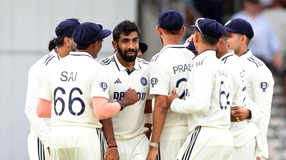 শনিবার ইংল্যান্ডের বিরুদ্ধে লিডস টেস্টের প্রথম ইনিংসে একজোড়া উইকেট সংগ্রহ করা মাত্রই ইতিহাস গড়েন জসপ্রীত বুমরাহ। তিনি ভেঙে দেন পাক কিংবদন্তি ওয়াসিম আক্রমের সর্বকালীন রেকর্ড। সেই সঙ্গে ভারতীয় দলকে লড়াইয়ে রাখেন জসপ্রীত। ছবি- রয়টার্স।