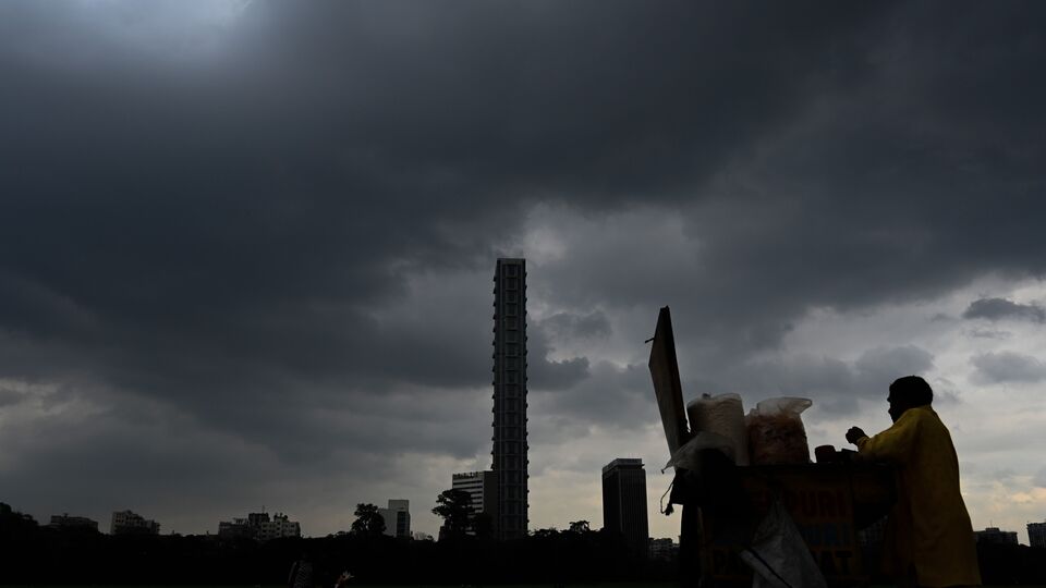 রবিবার দক্ষিণবঙ্গের সব জেলার অনেকাংশে বজ্রবিদ্যুৎ-সহ হালকা থেকে মাঝারি বৃষ্টি হবে। উত্তর ২৪ পরগনা, পূর্ব বর্ধমান, পশ্চিম বর্ধমান, বীরভূম, মুর্শিদাবাদ এবং নদিয়ায় ঘণ্টায় ৪০-৫০ কিলোমিটার বেগে ঝোড়ো হাওয়া বইবে। কলকাতা, হাওড়া, হুগলি, দক্ষিণ ২৪ পরগনা, পূর্ব মেদিনীপুর, পশ্চিম মেদিনীপুর, ঝাড়গ্রাম, পুরুলিয়া এবং বাঁকুড়ায় ঝড়ের বেগ থাকবে ঘণ্টায় ৩০-৪০ কিমি। প্রতিটি জেলায় হলুদ সতর্কতা জারি করা হয়েছে। (ছবি সৌজন্যে, সমীর জানা/হিন্দুস্তান টাইমস)