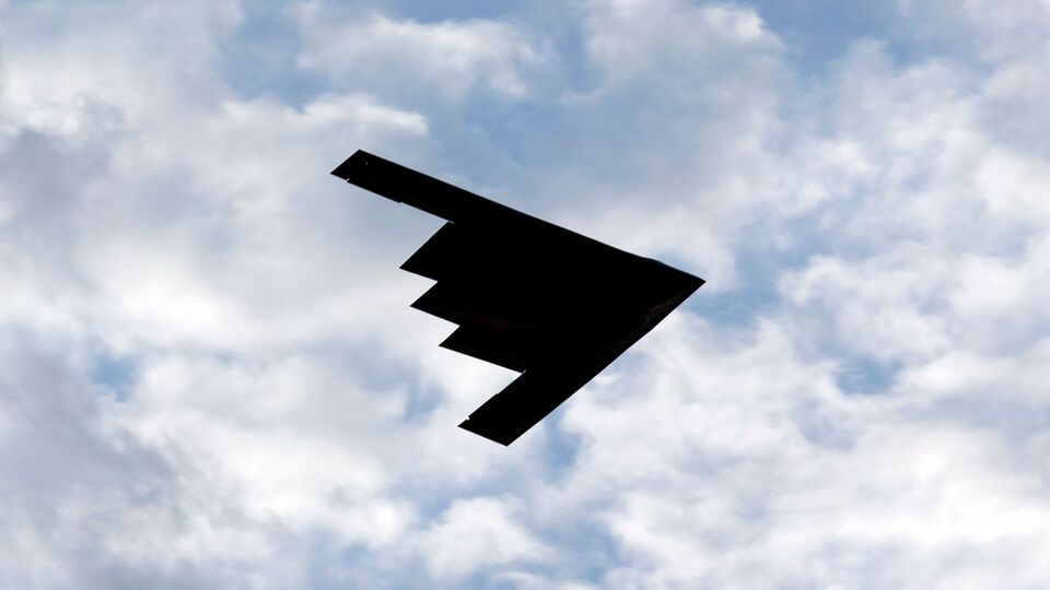 বিশেষজ্ঞদের দাবি, ১৩,৬০৭ কিলোগ্রামের জিবিএই-৫৭ বোমা মাটি ফুুঁড়ে ঢুকে গিয়ে ৬১ মিটার পর্যন্ত সবকিছু ধ্বংস করে দিতে পারে। আর সেই বোমা বয়ে নিয়ে যেতে সক্ষম বি-২ স্পিরিট স্টেলথ বোমারু বিমান। বিশেষজ্ঞদের মতে, ফোরদো-সহ ইরানের বিভিন্ন পরমাণু কেন্দ্র ধ্বংস করার জন্য সেই ব্রহ্মাস্ত্র ব্যবহার করতে পারে আমেরিকা। (ছবিটি প্রতীকী, সৌজন্যে এএফপি)