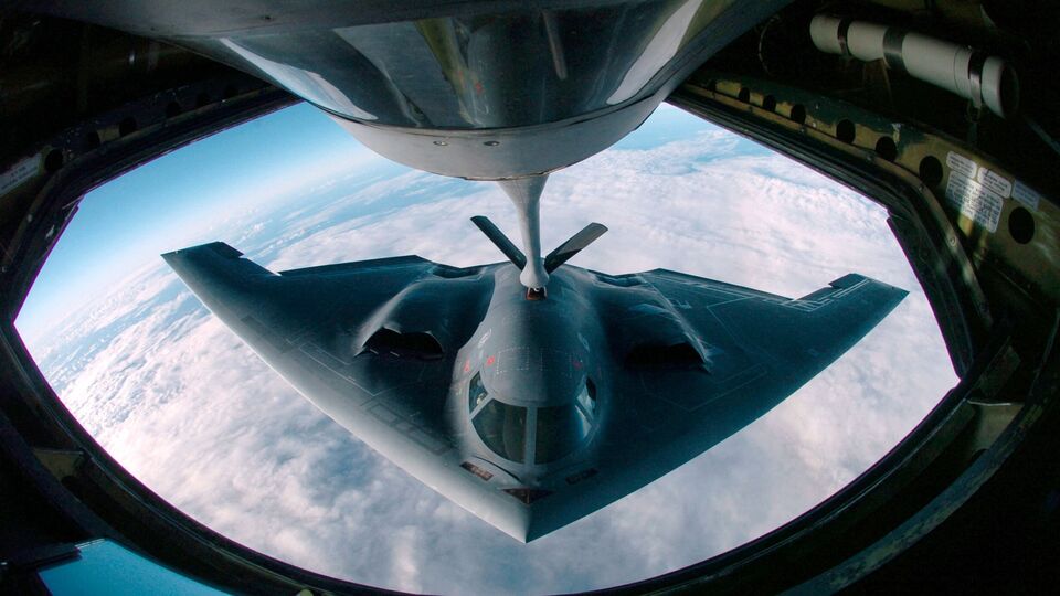 আর সেই বিষয়টি এমন সময় ঘটল, যখন ইরানের একাধিক পরমাণু কেন্দ্রে হামলা চালিয়েছে ইজরায়েল। কিন্তু মাটির নীচে থাকা ইরানের ফোরদো পরমাণু কেন্দ্র ধ্বংস করার ক্ষমতা ইজরায়েলের ক্ষমতা নেই বলে একটি মহলের তরফে দাবি করা হয়েছে। ওই মহলের তরফে দাবি করা হয়েছে, সেই কাজটা করার মতো বিশেষ বোমা শুধুমাত্র আমেরিকার হাতেই আছে। আর সেটা বহন করে নিয়ে যেতে পারে শুধুমাত্র বি-২ বোমারু বিমান। (ছবিটি প্রতীকী, সৌজন্যে এএফপি)