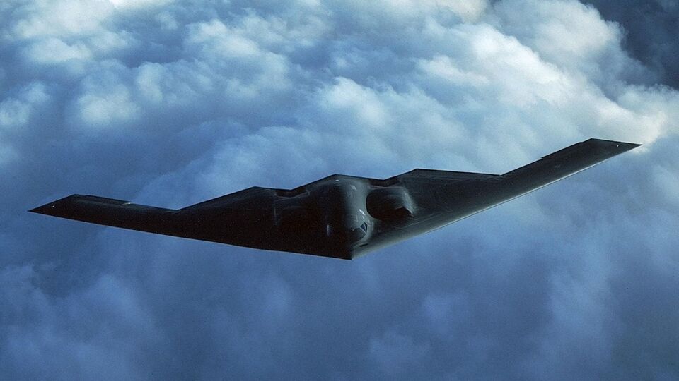 ইজরায়েল ও ইরানের মধ্যে যখন কার্যত যুদ্ধ চলছে, সেই আবহে প্রশান্ত মহাসাগরীয় দ্বীপপুঞ্জ গুয়ামের দিকে বি-এ বোমার বিমান পাঠাচ্ছে আমেরিকা। দ্য নিউ ইয়র্ক টাইমসকে উদ্ধৃত করে সংবাদসংস্থা এএফপিতে জানানো হয়েছে, মধ্য আমেরিকায় নিজের ছাউনি ছেড়ে উড়ে গিয়েছে একাধিক বি-২ বোমার বিমান। পরে ক্যালিফোর্নিয়া উপকূল দিয়ে ওড়ার বিষয়টিও ধরা পড়েছে। (ছবিটি প্রতীকী, সৌজন্যে এএফপি)