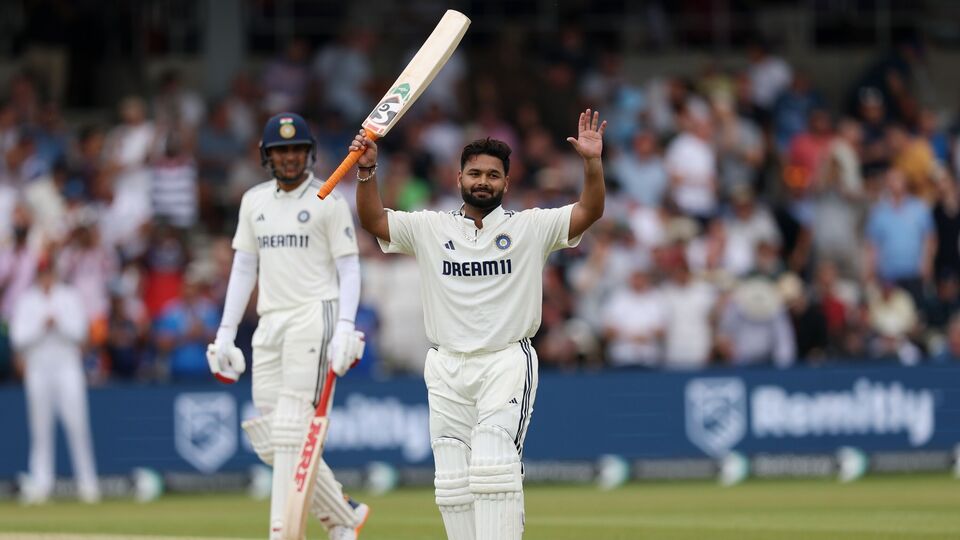 সেইসঙ্গে ছক্কা মারার নিরিখে বিশ্ব টেস্ট চ্যাম্পিয়নশিপে নজির গড়েছেন পন্ত। বিশ্ব টেস্ট চ্যাম্পিয়নশিপে রোহিত মোট ৫৬টি ছক্কা হাঁকিয়েছিলেন। লিডসে প্রথমদিনেই ভারতের প্রাক্তন টেস্ট অধিনায়ককে ধরে ফেলেছিলেন। আর দ্বিতীয় দিনে আরও কয়েকটি ছক্কা মেরে রোহিতকে ছাপিয়ে গেলেন পন্ত। শীর্ষে আছেন ইংল্যান্ডের অধিনায়ক বেন স্টোকস। তাঁর ছক্কার সংখ্যা হল ৮০। (ছবি সৌজন্যে BCCI)